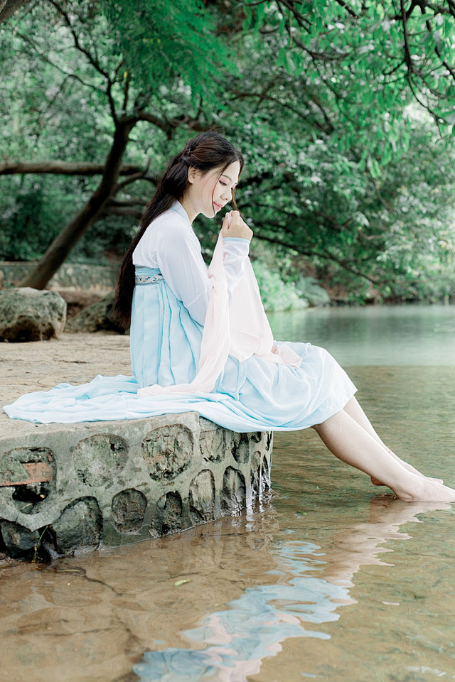 别院深深夏席清，石榴开遍透帘明。