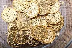 这里有大量的假金币