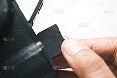 将SD存储卡放入相机