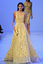 Elie Saab（艾丽·萨博）2014春夏系列高级定制时装，不论是蜂腰小裙摆款式的上衣，还是大裙摆的立体礼服，或者是性感撩人的开衩女裙，都被设计师以“花朵”这个贯穿系列的元素统一成一个风格。