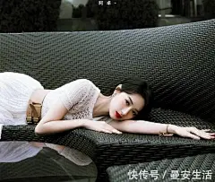 &lt;p&gt;袁冰妍的这条曳地白色雪花长裙采用了性感又别具匠心的白色镂空设计，波西米亚旅游式的长裙是圆领短袖式上身，星星点点的雪花镂空点缀在裙子上。腰间佩戴一条卡其色的皮质面料腰封，既能凸显身材又能起到一个点缀吸睛的效果。这条裙子是用腰封来进行收腰，且是日常的圆领T恤设计，所以不挑身材，喜欢的女孩赶紧尝试吧。&lt;/p&gt;