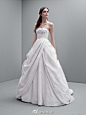 White by Vera Wang 2014秋冬婚纱系列，跟主线一样浪漫梦幻，却更简洁实用，价格也可爱多了。
