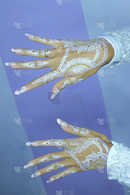 白色指甲花图案在手