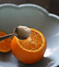 【最好的止咳方法——盐蒸橙子】1、彻底洗净橙子，可在盐水中浸泡一会儿； 2、将橙子割去顶，就象橙盅那样的做法； 3、将少许盐均匀撒在橙肉上，用筷子戳几下，便于盐份渗入； 4、装在碗中，上锅蒸，水开后再蒸大约十分左右； 5、取出后去皮，取果肉连同蒸出来的水一起吃。