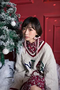 还记得那天你的妆容和本来就可爱的脸蛋，霓虹灯在下雪的夜里也比不上你好看的模样，平安夜的许愿，果然还是希望未来以后的日子一直都有你。——爱语心萌16.12.23#心萌心语##圣诞节##唯美##人像##摄影##小清新##美女##唯美图片##壁纸#