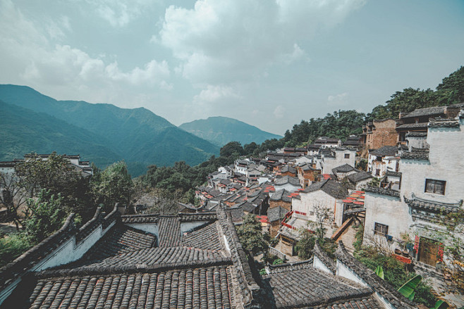 五百年前于曹操后代发迹于山顶，成村，为篁...