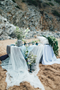 初夏那一抹清新蓝，浪漫沙滩婚礼灵感！+来自：婚礼时光——关注婚礼的一切，分享最美好的时光。#沙滩婚礼# #海滩婚礼# #餐桌布置#