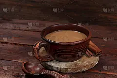 一杯加了肉桂的热咖啡，旧陶瓷杯，深色木制背景，特写，低调，酒吧或咖啡馆的广告，