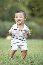 男婴,草,中国人,快乐,拿着,婴儿期,婴儿服装,2岁到3岁,好奇心,北京