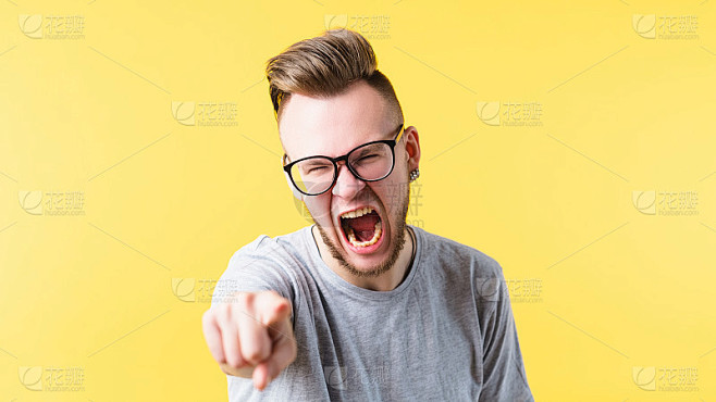 暴怒的男子怒吼着指着嘴