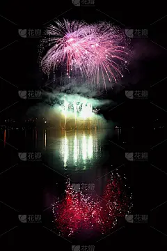 美丽多彩的烟花在水面上以干净的黑色为背景。有趣的节日和来自世界各地的消防队员的国际比赛Ignis B