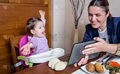 女商人母亲和女婴看起来像平板电脑