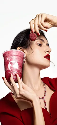 「冰镇杨梅瑞纳冰」女王壁纸来咯！杨梅控们排好队，动动手指保存一下
#手机壁纸#瑞幸咖啡超话 ​​​​