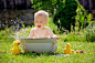 在前院或后院洗澡的婴儿图片下载