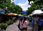 Chatuchak Weekend Market 恰都恰周末市场：
时间：每周六日开放
到达：
坐BTS的Sukhumvit线，在Mo Chit站下车，从1号出口出来走100米。也可以坐MRT到Kamphaeng Phet站。
也可以直接坐MRT，在Kampaeng Phet站出来，出口就有周末市场的地图。
简介：
类似于中国每个城市都有的那种小商品批发市场，只是规模大的惊人，衣服，饰品，玩具，宠物，按摩店，小吃基本上什么都有，价格不能说便宜，但是耐心的话，确实可以掏出些适合送朋友的东西。

