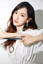 昨日，唐嫣 出席2019#电视剧品质盛典#， 一袭白色泡泡袖连身裙，尽显浪漫的波西米亚风情。搭配复古饰扣踝靴，简约摩登又不失优雅风范。恭喜她获得“年度卓越品质之星”荣誉。