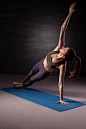练习臂力的瑜伽女子图片素材