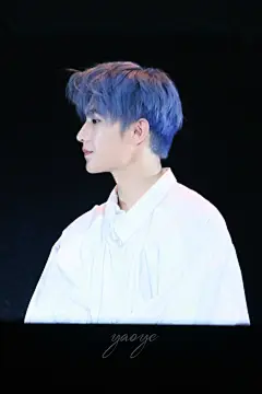 #星光公益领航员杨洋# #与杨洋益路同行# #杨洋自在YOUNG#  @杨洋icon   ​​​​ ​​​​
​​​​你是年少的欢喜。 #杨洋# #微微一笑很倾城# #肖奈# #夜华# #三生三世十里桃花# #武动乾坤# 仅搬运，图源水印。 ​​​​

当时奋不顾身伸出我的手  
看见了轮廓就当作宇宙

（今晚最后一组送给大家我最喜欢的芭蕾舞王子小表情合集，晚安~） ​​​​