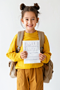 xiaobaizc_A_happy_elementary_school_student_smiling_holding_a_p_65fbece5-0a5f-47ae-8b39-468807b1f079