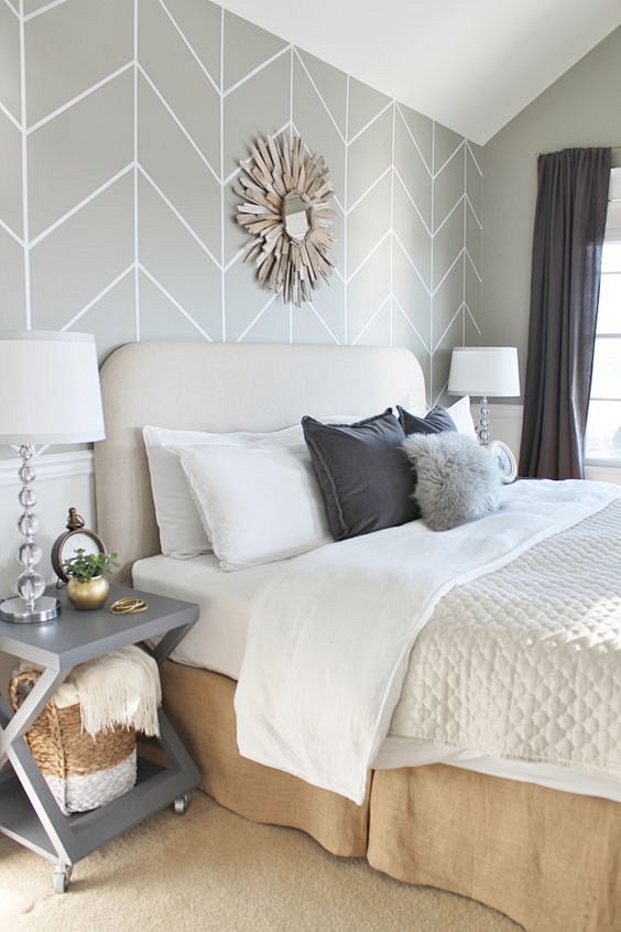Neutral bedroom deco...