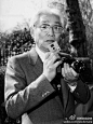 【傲慢乔布斯敬仰盛田昭夫】
乔布斯虽然为人傲慢，但是对被誉为‘经营之圣'的索尼创始人盛田昭夫却恭敬有加。1990年代，乔布斯亲自到索尼公司向盛田昭夫请教管理之道。乔布斯和盛田昭夫有很多相似之处。首先，两人都有着通过产品改变人们生活的远大抱负，也都将品牌视为生命。两人也同样在生前为自己找好了合适的接班人。两个人另一个有趣的相似之处是都不看重学历。而现在，这二人又同样离开了自己耕耘的王国，也带走了王国的灵魂。