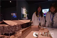 “土家第一寨”宣恩彭家寨亮相西湖受青睐_建筑 : 本网讯（记者 王俊）位于武陵山北麓的宣恩县沙道沟镇彭家寨，全寨50多户近300口人，均系土家族，寨子里座落着一片拥有200多年历史的土家族吊脚楼群，因其保存完整而集中，列入第七批全国重点文物保护单位，被…