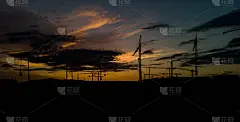 建筑塔吊群的剪影与夕阳的天空背景