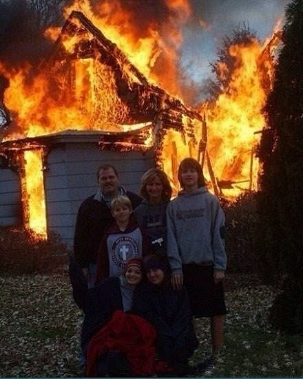 《国外有一家人看到房子失火，无法灭火， ...
