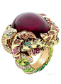 Dior珠宝戒指 全球只限一枚
出生于法国贵族家庭，自小痴迷闪耀宝石的设计师Victoire de Castellane又为Dior高级珠宝推出充满无边无际想象力的新设计。以105.45克拉红碧玺为主石的全新珠宝戒指，以爬行于棕榈树上的蛇受到红碧玺果实强烈诱惑而引发的想象为灵感，融合着粉色蓝宝石、祖母绿、橘色蓝宝石、沙芙莱石等各种色彩，打造出阳光的暖色调，天然植物的绿色调……在你的指尖中上演着一出充满诱惑力的异域情怀 关注时尚 关注搭配 关注@MZ教你完美搭配