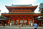 日本的三大神宫分别是伊势神宫(三重县)、平安神宫(京都府)、明治神宫(东京都)，其中平安神宫是京都著名神社中历史比较短的。平安神宫到了。这里的红色没有采用通常日本神社所采用的沉重色调，而是鲜艳的朱红色，配以碧绿的瓦和局部白色的墙，非常夺目。,annyyu