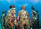 这座位于海底的雕塑博物馆，是由从小就在马来西亚珊瑚礁悠游的英国艺术家 Jason deCaires Taylor 在 2009 年时所发起，为了表达对于海洋的热爱与带给人们对环境保护的概念，并企图以这些装置展现出人与自然中间的平衡，是可以共创和谐、循环发展的。