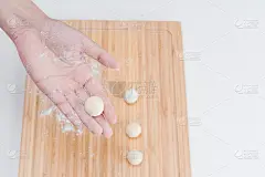 亚洲妇女正在做汤圆