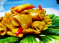 绝对好吃的杏鲍菇卷

原料：杏鲍菇、红椒、茭白

做法：

1、杏鲍菇切厚片（约半公分厚），然后在一面打上十字花刀，焯水（水滚后2－3分钟），捞出过凉水，尽量把水分挤干。

2、放入盆中，用一汤匙生抽、少许蘑菇精调味，拌匀后加入适量干生粉，均匀裹到表面，再卷起来，用牙签固定，入油锅炸至微黄，捞出，取出牙签备用。

3、另起锅热油，加入红椒丝和茭白丝大火快炒至香，倒入炸好的杏鲍菇卷，再淋入少许的酱油和蘑菇精快速翻炒几下即可出锅。

提示：

1、打十字花刀简单地说就是横着切再竖着