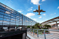 现代机场候机楼和飞机飞机旅游
