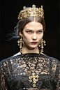 Karlie Kloss在Dolce&Gabbana秀场上的精彩瞬间.小KK这几场的走秀也是非常惊艳的美了！ ​​​​