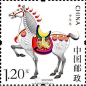 【马年邮票即将发行！看看“马上”有什么？】中国邮政定于2014年1月5日发行《甲午年》特种邮票一枚，邮票图案是一匹比例匀称、体态矫健的白马，邮票面值1.20元。仔细看，马鞍上有两只蝙蝠，寓意“马上得福”。你集邮吗？打算来一张吗？央视