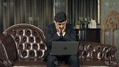 悲伤的中东商人，CEO人晚上在家工作到很晚，思考电脑笔记本电脑的问题，在隔离中遭受抑郁症。负的。