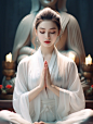 白袍女子在佛像前冥想：智慧与慈悲