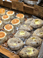 成都探店简单的日式面包店 : ᴋɪᴏɴ Upark公园的对面，门面还蛮显眼的 小小的一家，面包都好好地摆在桌子上，一目了然 店员介绍说他们的面包都是少油少糖，很健康 买了红豆包，肉桂卷，秋之小鼓，都是好吃的，软乎乎的面团➕不太甜的