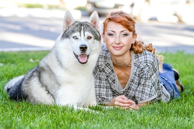 主人与宠物的微笑图片