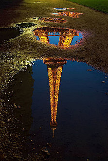 埃菲尔铁塔，浪漫的巴黎圣诞夜
它的倒影...