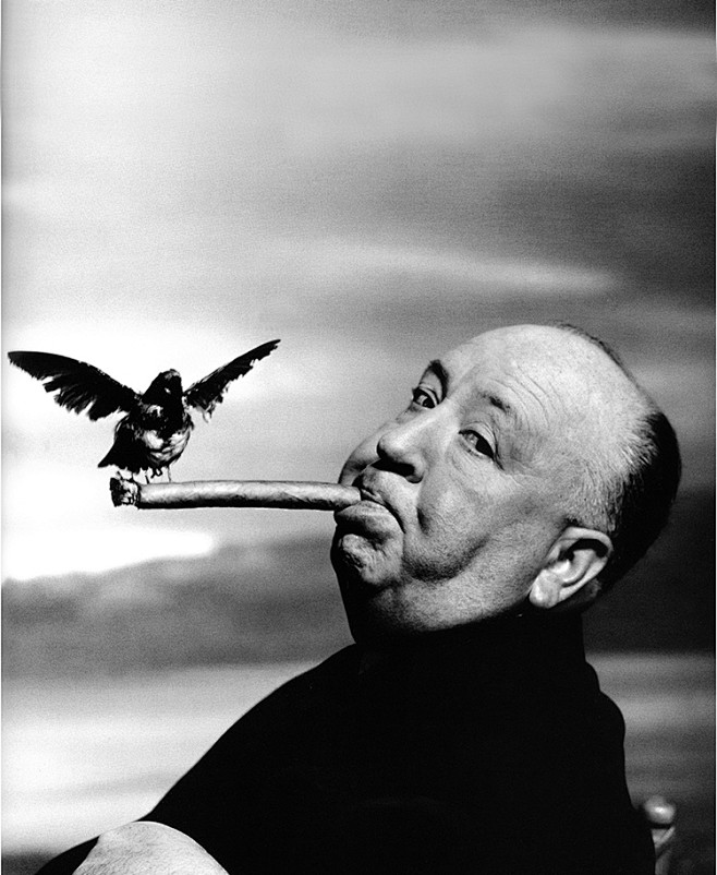 而希区柯克微胖的身躯丝毫没有因此晃动,头侧向镜头,显得十分安