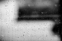 雨滴落在玻璃上