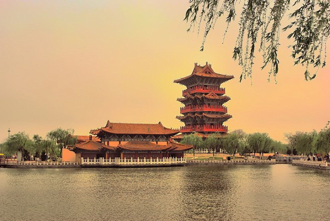 清明上河园：是中国著名八朝古都河南开封的一座大型历史文化主题公园，占地600余亩，坐落在开封城风光秀丽的龙亭湖西岸。它是依照北宋著名画家张择端 ...