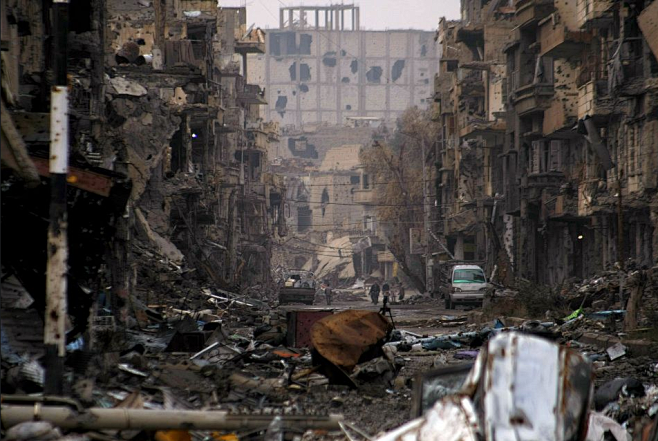 废墟1月4日叙利亚代尔祖尔省deirezzor人们走在被摧毁的道路上