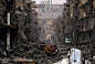 废墟：1月4日，叙利亚代尔祖尔省(Deir Ezzor)，人们走在被摧毁的道路上。  