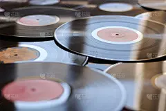 一大堆黑胶唱片，每分钟33转，对古代的怀念