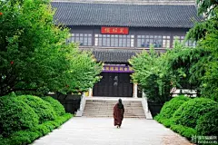 法相庄严的大明寺藏经楼。1985年建成的藏经楼，二层五楹，轩敞疏廊，屋脊之上阳嵌...