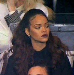 #Rihanna生日快乐# Rihanna除了在音乐、时尚等领域影响巨大，更是表情包界的一股泥石流。表情包第一天团时尚三姐妹三妹“Rienne“”的身份让她的位置不可或缺！Rihanna生日庆祝：表情包整理+回顾（来把你收藏的riri表情包分享出来吧！） ​