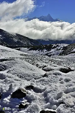 高山与湍急的河流摄影背景桌面壁纸图片素材